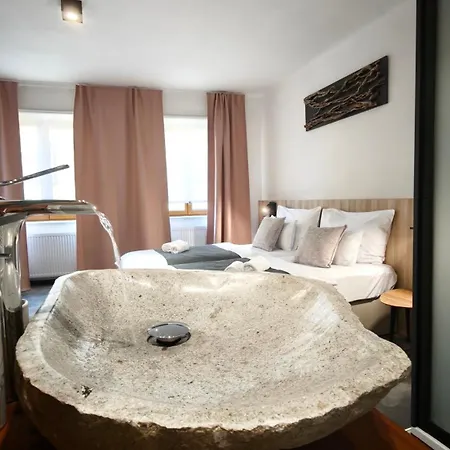 Hucho House And Apartamento
