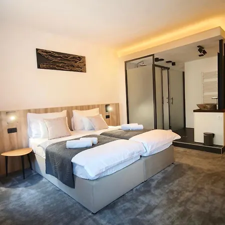 Apartamento Hucho House And *